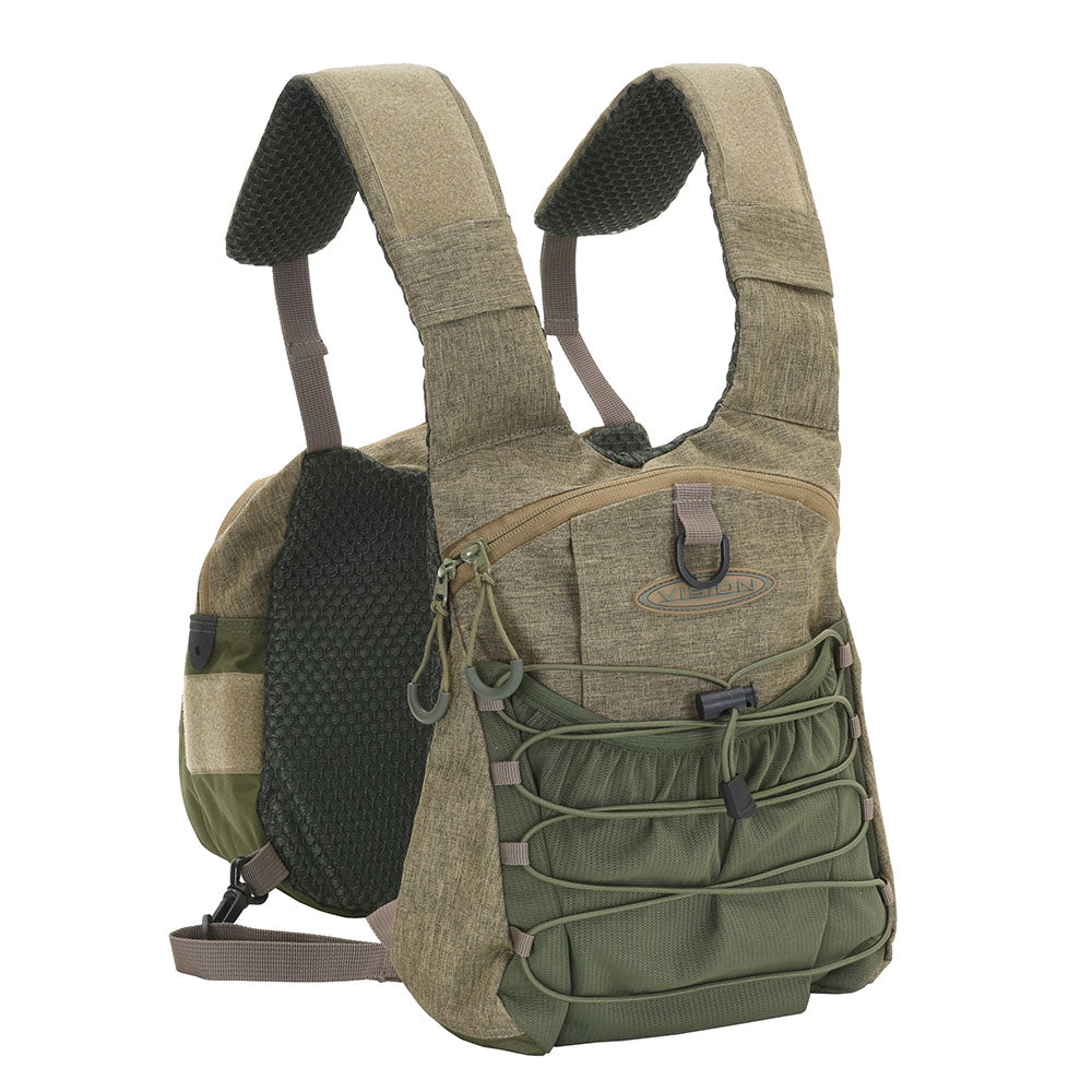 Vision Mycket Bra2 Chest Pack Frontansicht,
Vision Mycket Bra2 Chest Pack getragen beim Fliegenfischen,
Detail Reissverschlusstaschen Vision Mycket Bra2 Chest Pack,
Rückseite Vision Mycket Bra2 Chest Pack mit Kescher-D-Ring,
Innenfächer Vision Mycket Bra2 Chest Pack für Fliegendosen,
Vision Mycket Bra2 Chest Pack an Wathose befestigt,
Vision Mycket Bra2 Chest Pack Materialdetail Ripstop Nylon,
Fliegenfischer mit Vision Mycket Bra2 Chest Pack am Bergbach