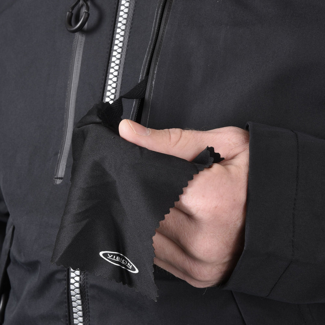 Vision Vene Jacket wasserdichte Angeljacke für Fliegenfischer, Robuste Vene Regenjacke zum Fliegenfischen in den Alpen, Vision Vene Jacket als äusserste Schicht beim Fliegenfischen, Fliegenfischer mit Vision Vene Jacket im Regen am Bergbach